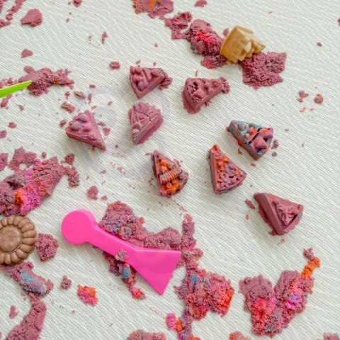 WOOPIE Piasek Kinetyczny 6 Kolorów 1,2 kg Zestaw Restauracja Stolik z Foremkami